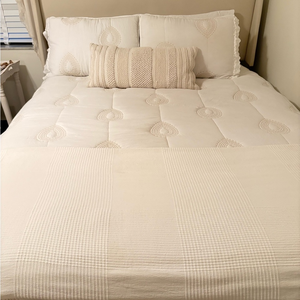 Queen comforter, 2 shams, decorative pillow & blanket